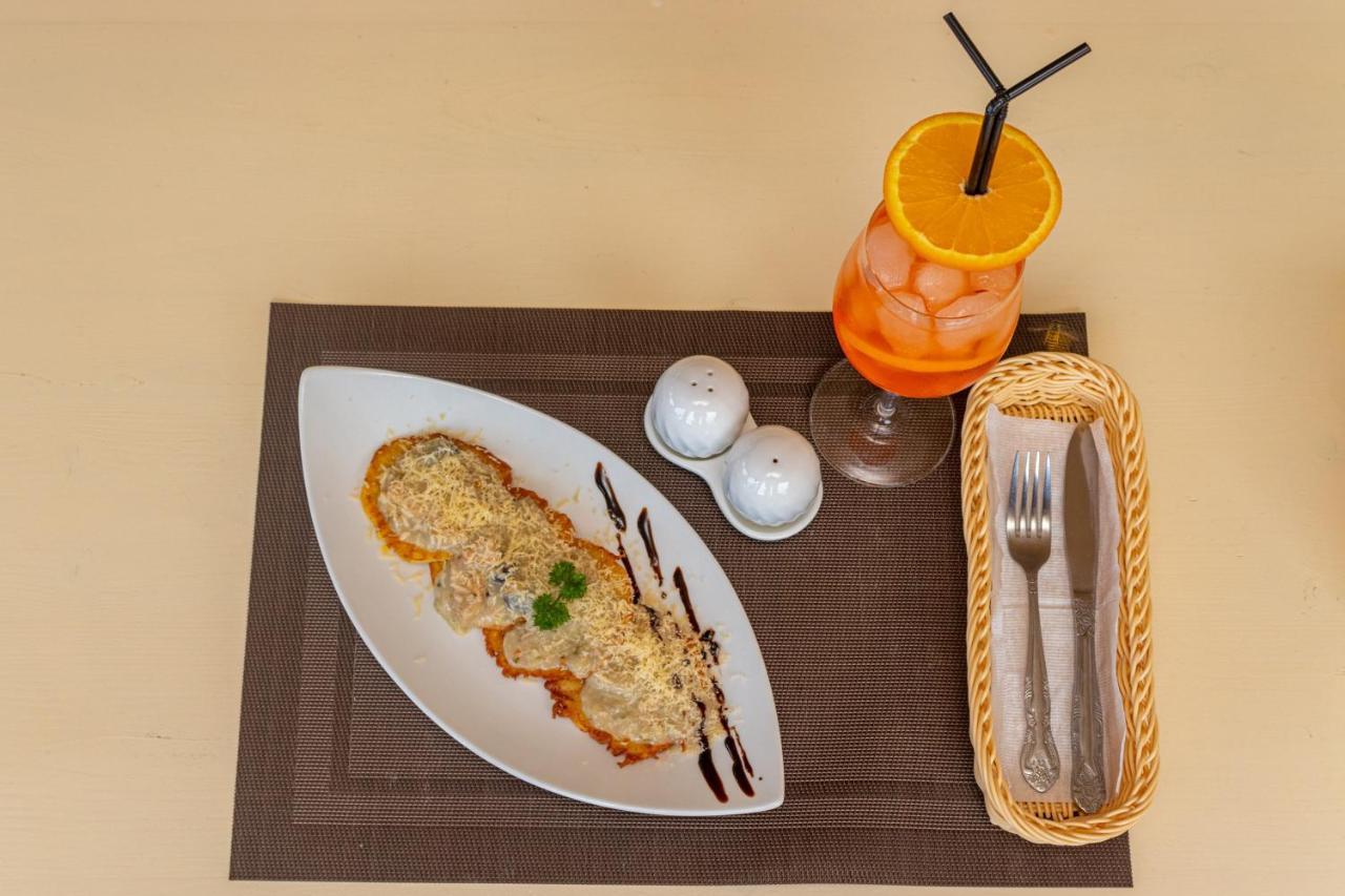 Nikoletta Hotel Solotvyno Bagian luar foto